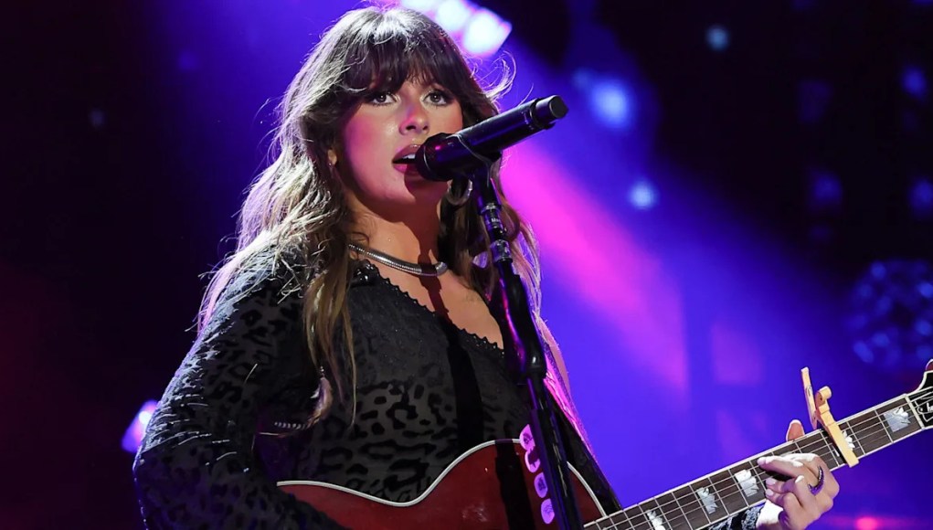 La nueva reina de la música country no tiene escándalos ni trucos y acaba de batir un récord establecido por Taylor Swift. La nueva reina de la música country no tiene escándalos ni trucos y acaba de batir un récord establecido por Taylor Swift.