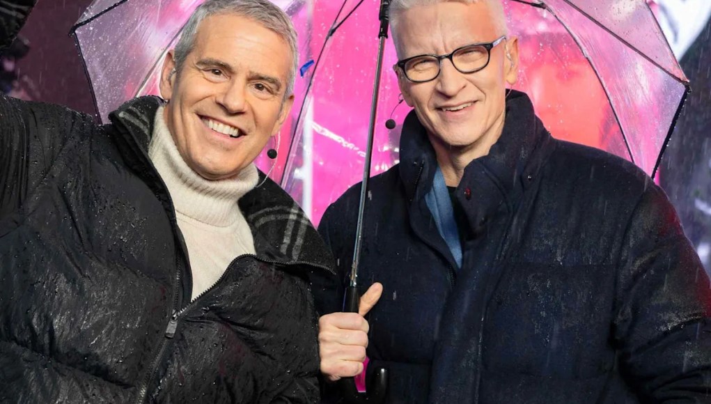 Andy Cohen dice que tiene que tomar el control del programa de Nochevieja cuando Anderson Cooper se emborracha demasiado: ‘Escucho el insulto’ Andy Cohen dice que tiene que tomar el control del programa de Nochevieja cuando Anderson Cooper se emborracha demasiado: ‘Escucho el insulto’
