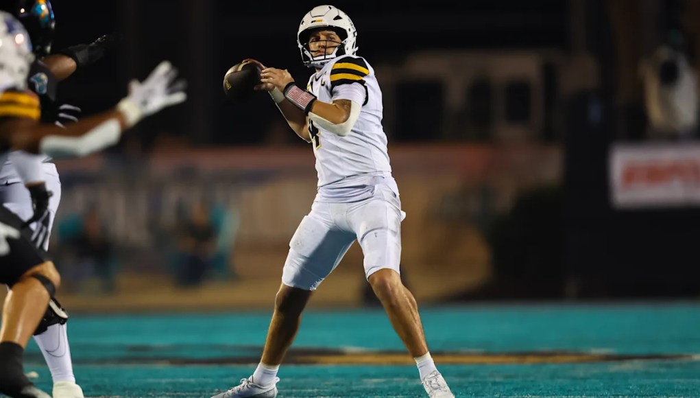 Tennessee nombra a Joey Aguilar su QB inicial después del comercio no oficial de mariscal de campo con UCLA Tennessee nombra a Joey Aguilar su QB inicial después del comercio no oficial de mariscal de campo con UCLA
