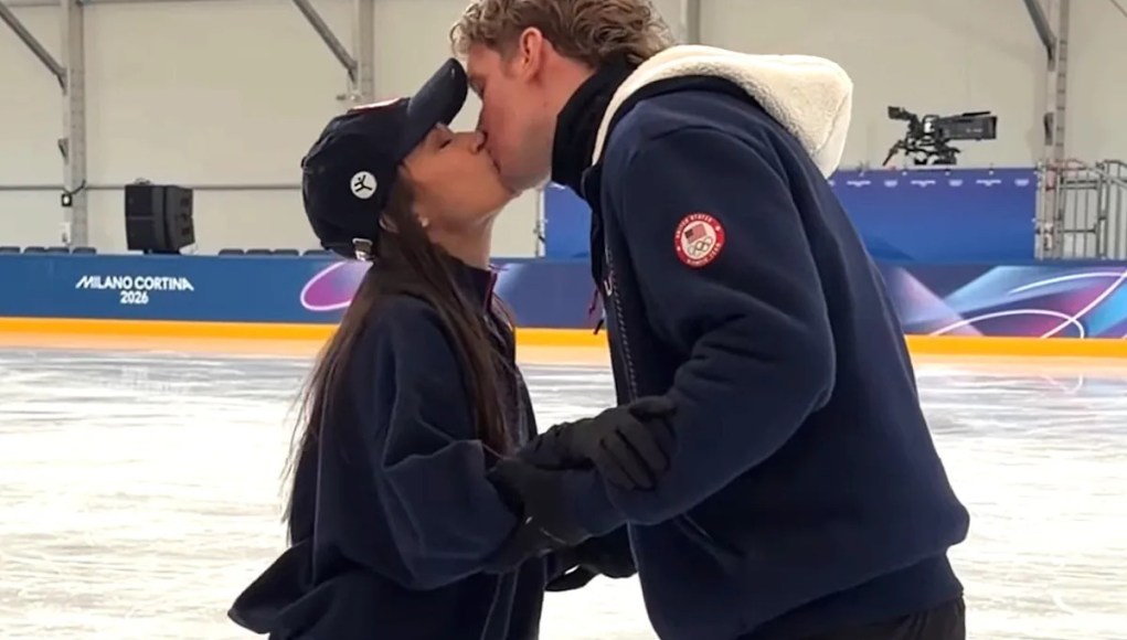 Evan Bates comparte un dulce beso con su esposa Madison Chock después de que ella revela que ha sido elegido como abanderado del equipo de EE. UU. Evan Bates comparte un dulce beso con su esposa Madison Chock después de que ella revela que ha sido elegido como abanderado del equipo de EE. UU.