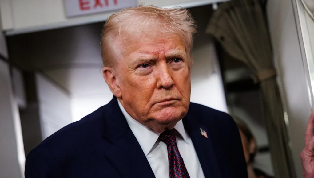 Heckler anti-Trump recibe gran aplauso tras interrumpir el himno nacional de EE.UU. Heckler anti-Trump recibe gran aplauso tras interrumpir el himno nacional de EE.UU.
