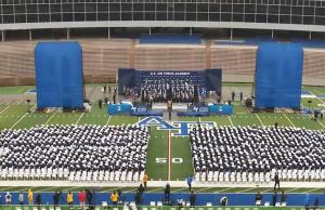 Los cadetes que cumplieron con todos los estándares de graduación de la Academia de la Fuerza Aérea negaron las comisiones porque son transgénero