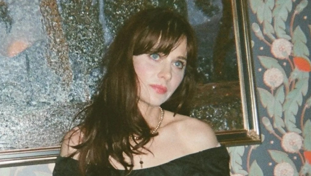 Zooey Deschanel canaliza la realeza retro con un vestido de encaje con hombros descubiertos Zooey Deschanel canaliza la realeza retro con un vestido de encaje con hombros descubiertos