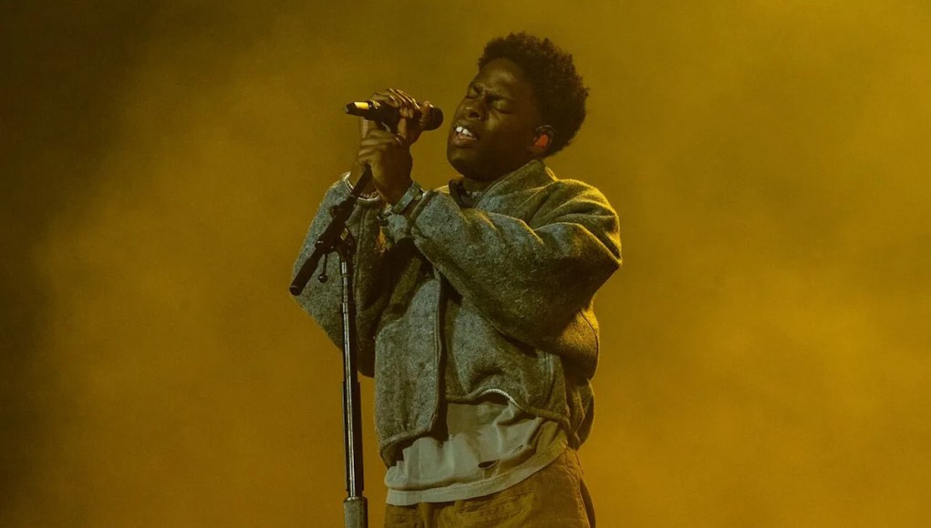 El espectáculo sorpresa gratuito del artista de R&B Daniel César atrae a miles de fanáticos a Toronto Park El espectáculo sorpresa gratuito del artista de R&B Daniel César atrae a miles de fanáticos a Toronto Park