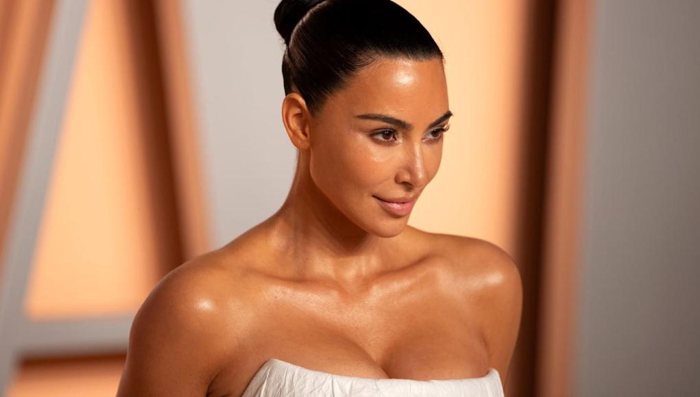 Kim Kardashian lee drásticamente la habitación, se posa con Cybertruck en un nuevo rodaje Kim Kardashian lee drásticamente la habitación, se posa con Cybertruck en un nuevo rodaje