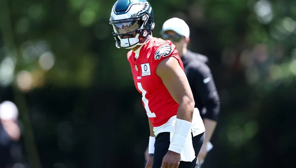 Jalen Hurts está enfocado en dominar completamente la posición de mariscal de campo Jalen Hurts está enfocado en dominar completamente la posición de mariscal de campo