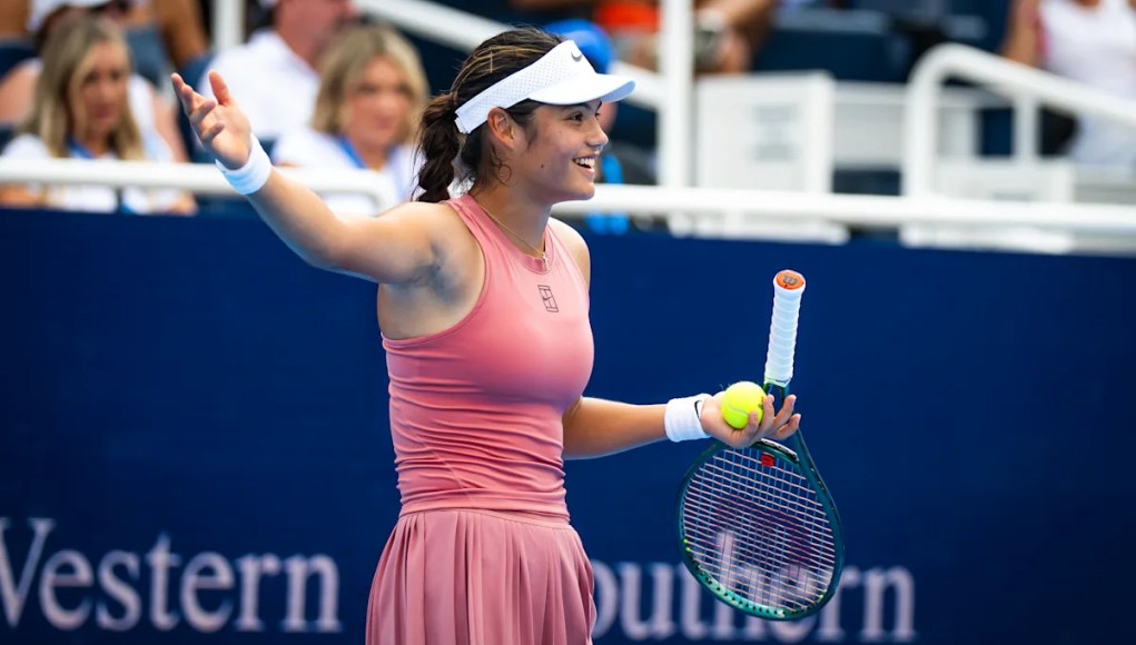 El árbitro regaña a Emma Raducanu por pedirle que se dirigiera a un bebé llorando en las gradas en Cincinnati Open El árbitro regaña a Emma Raducanu por pedirle que se dirigiera a un bebé llorando en las gradas en Cincinnati Open