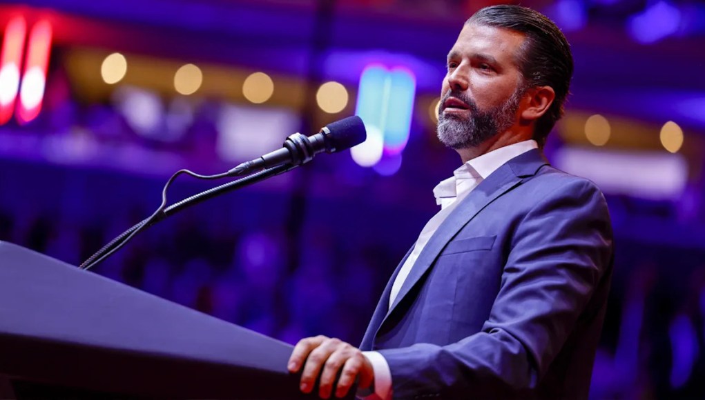 Donald Trump Jr. advierte que la violencia política «no va en ambos sentidos» mientras llora la muerte de Charlie Kirk Donald Trump Jr. advierte que la violencia política «no va en ambos sentidos» mientras llora la muerte de Charlie Kirk