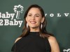 Jennifer Garner combinó un suéter a rayas de $ 3350 con zapatillas de deporte: obtenga el look por miles menos
