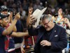 Mientras UConn sigue bailando hacia la Final Four, el orgullo de Geno Auriemma brilla: «Estar invicto es mucho equipaje que llevar»