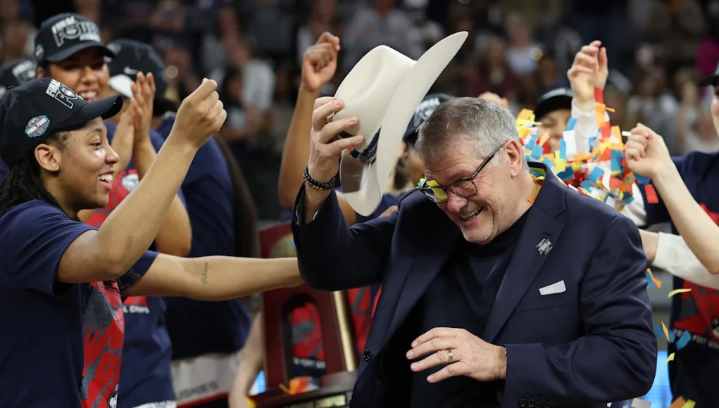 Mientras UConn sigue bailando hacia la Final Four, el orgullo de Geno Auriemma brilla: «Estar invicto es mucho equipaje que llevar» Mientras UConn sigue bailando hacia la Final Four, el orgullo de Geno Auriemma brilla: «Estar invicto es mucho equipaje que llevar»