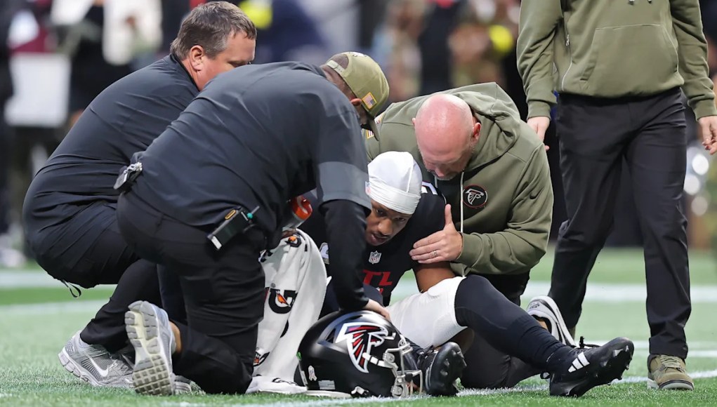 El mariscal de campo de los Falcons, Michael Penix, sale cojeando y puede haber sufrido una lesión en la rodilla que puso fin a la temporada en la derrota ante los Panthers. El mariscal de campo de los Falcons, Michael Penix, sale cojeando y puede haber sufrido una lesión en la rodilla que puso fin a la temporada en la derrota ante los Panthers.