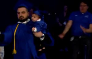 El video muestra a los estudiantes corriendo el escenario con el bebé para recibir el diploma mientras la policía persigue
