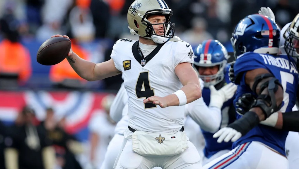 Clip de superficies de Derek Carr felicitando a los Jets en medio de informes de regreso Clip de superficies de Derek Carr felicitando a los Jets en medio de informes de regreso