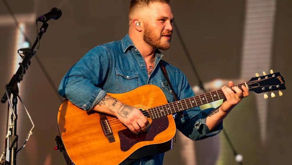 Zach Bryan escala la cerca para enfrentar a Gavin Adcock en el Festival de Oklahoma Zach Bryan escala la cerca para enfrentar a Gavin Adcock en el Festival de Oklahoma