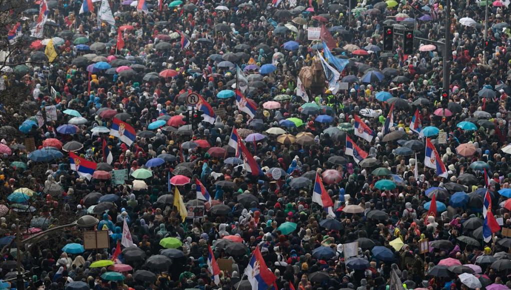 Más de 100,000 personas se unen a Protest Rally en Belgrado contra el presidente y el gobierno de Serbia. Más de 100,000 personas se unen a Protest Rally en Belgrado contra el presidente y el gobierno de Serbia.