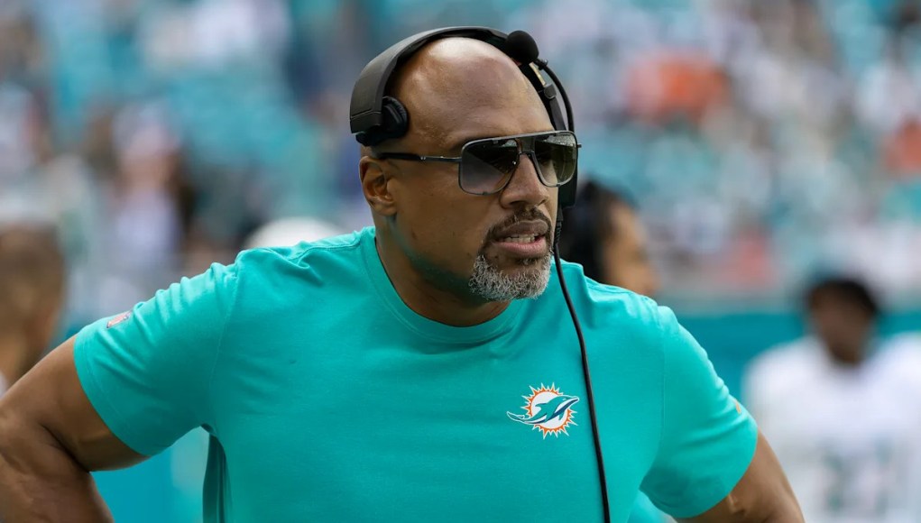 Según los informes, los Ravens planean contratar al coordinador defensivo de los Dolphins, Anthony Weaver, para el mismo puesto. Según los informes, los Ravens planean contratar al coordinador defensivo de los Dolphins, Anthony Weaver, para el mismo puesto.