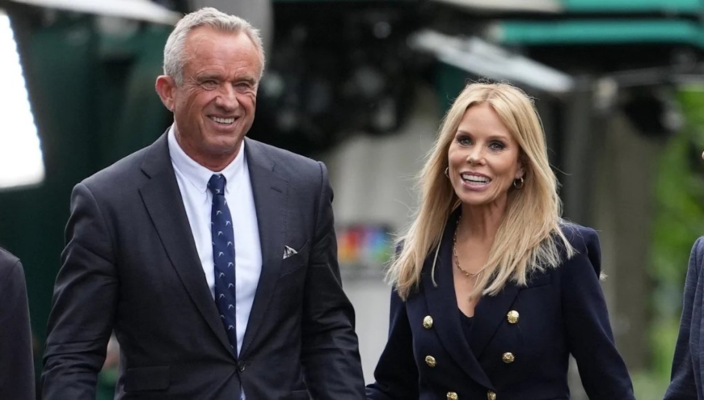 La esposa de RFK Jr., Cheryl Hines, confirma que se ha mudado a su casa adosada de $ 4.4 millones en DC, e insiste en que su escándalo de sexting está ‘detrás’ de ellos La esposa de RFK Jr., Cheryl Hines, confirma que se ha mudado a su casa adosada de $ 4.4 millones en DC, e insiste en que su escándalo de sexting está ‘detrás’ de ellos
