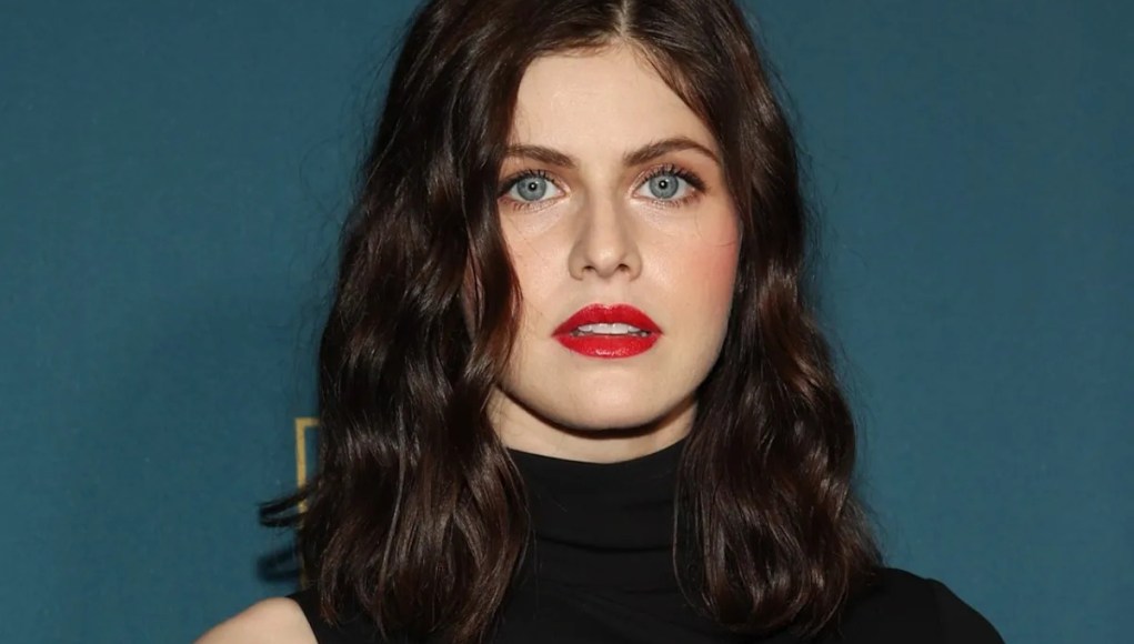 Las fotos de Alexandra Daddario de su bebé y cachorro demuestran que son el dúo dinámico más lindo Las fotos de Alexandra Daddario de su bebé y cachorro demuestran que son el dúo dinámico más lindo