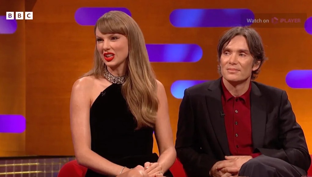 Taylor Swift muestra el anillo de compromiso, pero es la reacción de Cillian Murphy lo que está levantando las cejas Taylor Swift muestra el anillo de compromiso, pero es la reacción de Cillian Murphy lo que está levantando las cejas