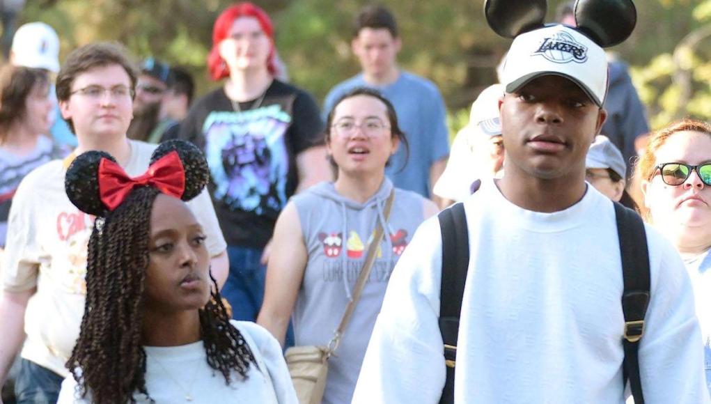 Zahara Jolie-Pitt y su novio Elijah Cooper se toman de la mano durante la fecha de Disneyland: ver la foto Zahara Jolie-Pitt y su novio Elijah Cooper se toman de la mano durante la fecha de Disneyland: ver la foto