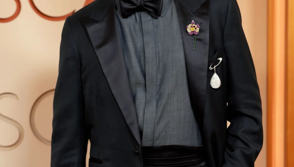 Milo Manheim apuesta por un accesorio de moda en los Oscar 2026 Milo Manheim apuesta por un accesorio de moda en los Oscar 2026