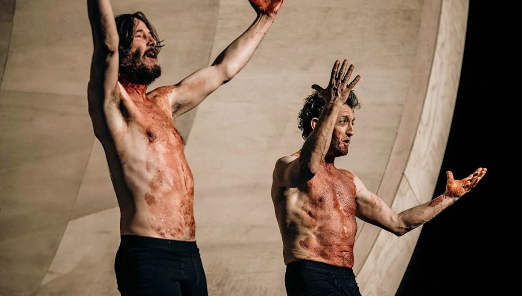 Keanu Reeves y Alex Winter se desnudan hasta quedar en ropa interior en Broadway para una divertida llamada al telón de Halloween Keanu Reeves y Alex Winter se desnudan hasta quedar en ropa interior en Broadway para una divertida llamada al telón de Halloween