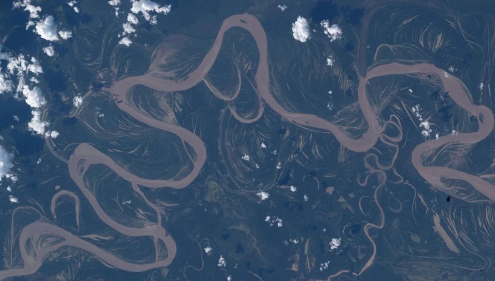 Un río de la selva amazónica desde el espacio Un río de la selva amazónica desde el espacio