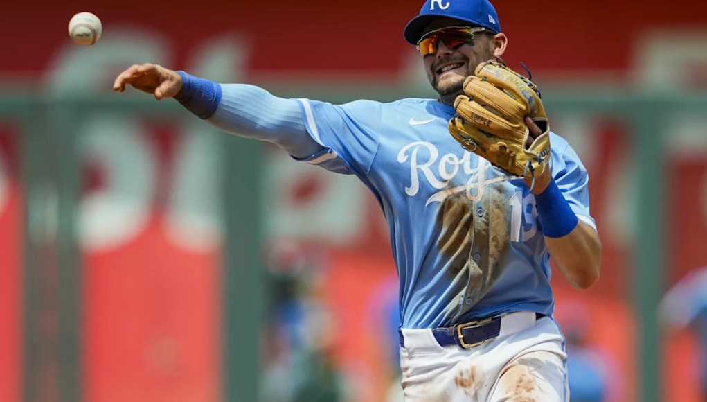 Michael Massey se convierte en el primer jugador en ser acusado de un error por tirar un corredor Michael Massey se convierte en el primer jugador en ser acusado de un error por tirar un corredor