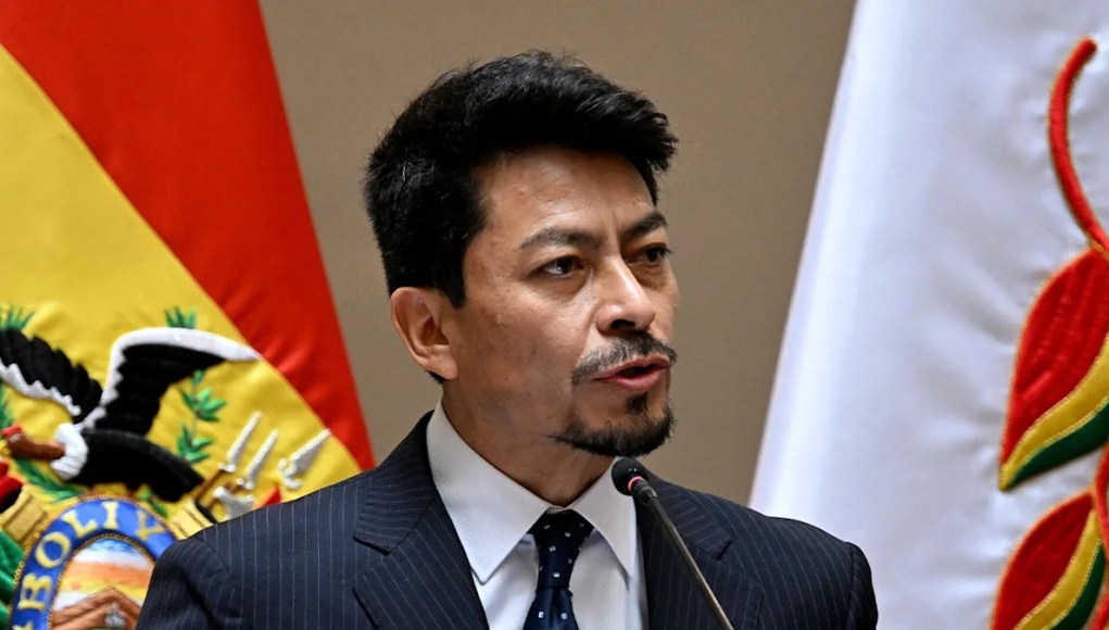 Bolivia gira hacia Estados Unidos mientras rompe con China, Maduro y años de gobierno izquierdista Bolivia gira hacia Estados Unidos mientras rompe con China, Maduro y años de gobierno izquierdista