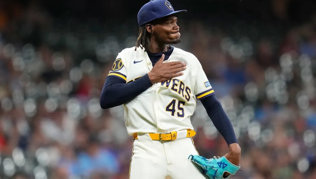 El lanzador de los Cerveceros, Abner Uribe, suspendido 1 juego y multado con una cantidad no revelada después de una celebración ‘inaceptable’ de golpe en la entrepierna en la victoria sobre los Cardinals. El lanzador de los Cerveceros, Abner Uribe, suspendido 1 juego y multado con una cantidad no revelada después de una celebración ‘inaceptable’ de golpe en la entrepierna en la victoria sobre los Cardinals.
