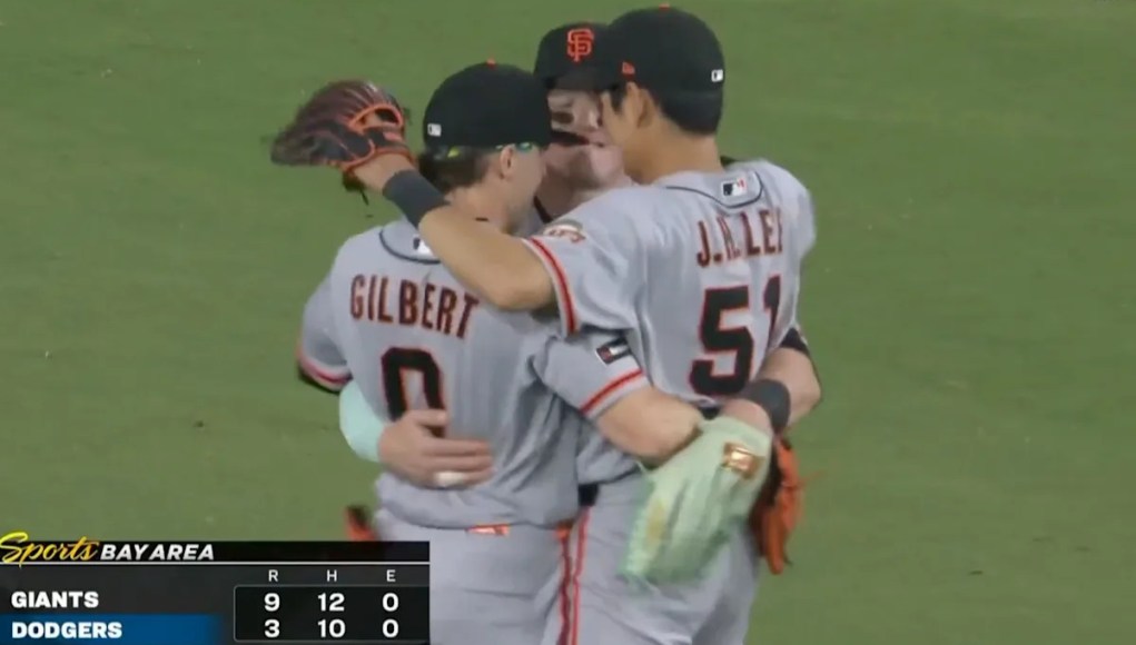 La extraña celebración de los jardineros de los Giants se vuelve viral La extraña celebración de los jardineros de los Giants se vuelve viral