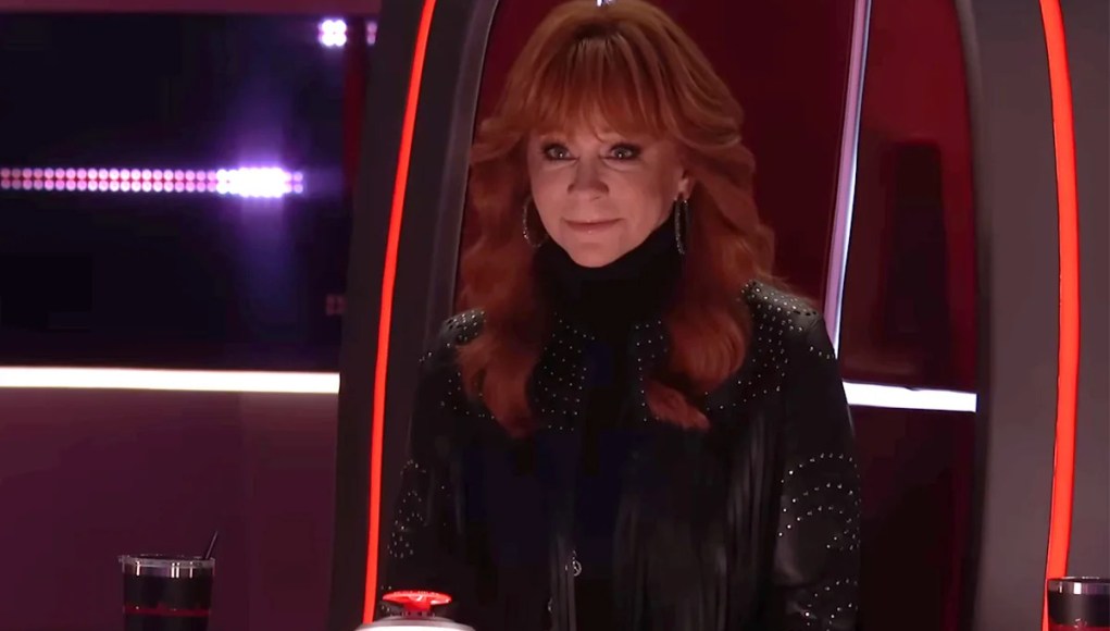 Reba golpea el micrófono para una actuación espectacular de ‘Hurricane’ llena de determinación Reba golpea el micrófono para una actuación espectacular de ‘Hurricane’ llena de determinación