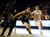 Pauline Astier ingresa a Paige Bueckers, territorio de Candace Parker con un juego de monstruos