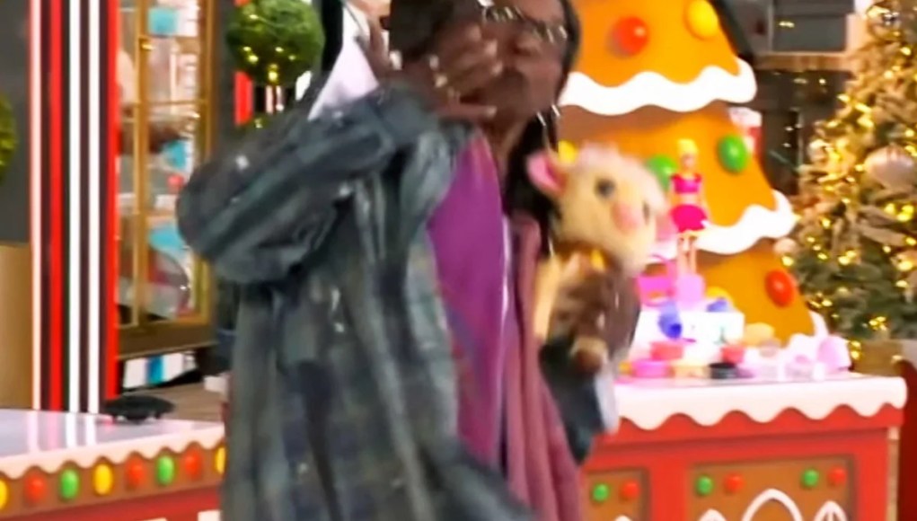 Whoopi Goldberg atacada por objeto volador durante la transmisión de “The View” Whoopi Goldberg atacada por objeto volador durante la transmisión de “The View”