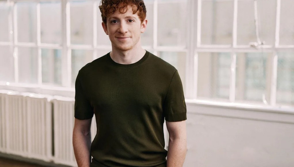 La estrella de For Good, Ethan Slater, firma con Verve (EXCLUSIVO) La estrella de For Good, Ethan Slater, firma con Verve (EXCLUSIVO)