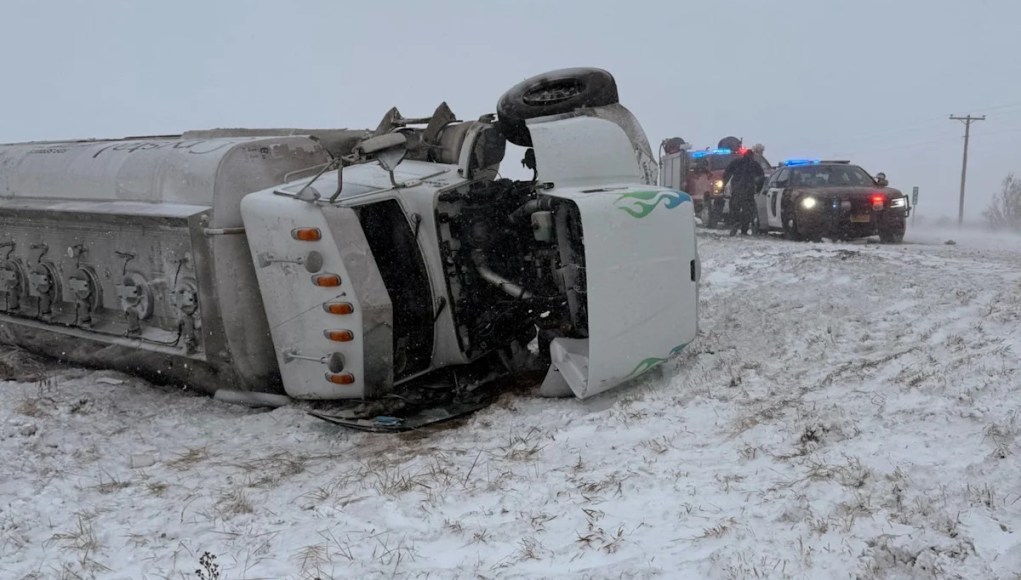 La intensa nieve con efecto de lago rompe el récord del Día de Acción de Gracias, mientras los viajeros de vacaciones enfrentan caminos peligrosos a casa La intensa nieve con efecto de lago rompe el récord del Día de Acción de Gracias, mientras los viajeros de vacaciones enfrentan caminos peligrosos a casa