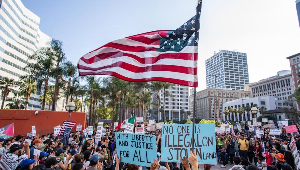 Los Ángeles impone el toque de queda del centro a medida que crecen las manifestaciones contra las redadas de aplicación de inmigración de Trump en los Estados Unidos Los Ángeles impone el toque de queda del centro a medida que crecen las manifestaciones contra las redadas de aplicación de inmigración de Trump en los Estados Unidos