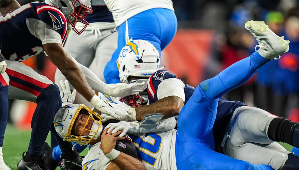 Dejemos de criticar a Justin Herbert y miremos la mala suerte y los fracasos colectivos de los Chargers. Dejemos de criticar a Justin Herbert y miremos la mala suerte y los fracasos colectivos de los Chargers.