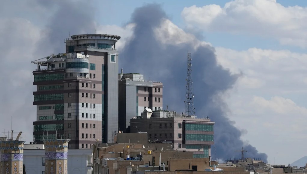Estados Unidos e Israel golpean a Irán mientras Trump muestra su voluntad de hablar con un nuevo liderazgo después de la muerte de Jamenei Estados Unidos e Israel golpean a Irán mientras Trump muestra su voluntad de hablar con un nuevo liderazgo después de la muerte de Jamenei