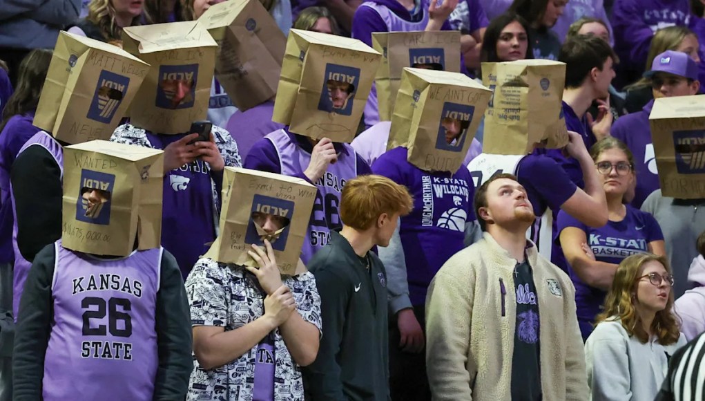 Los estudiantes de Kansas State piden el despido de Jerome Tang antes de que estalle en su equipo después de la última derrota: «Me da vergüenza» Los estudiantes de Kansas State piden el despido de Jerome Tang antes de que estalle en su equipo después de la última derrota: «Me da vergüenza»