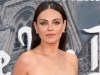 La última aparición en solitario de Mila Kunis en la alfombra roja muestra que su estilo oscuro ha alcanzado un total de 180