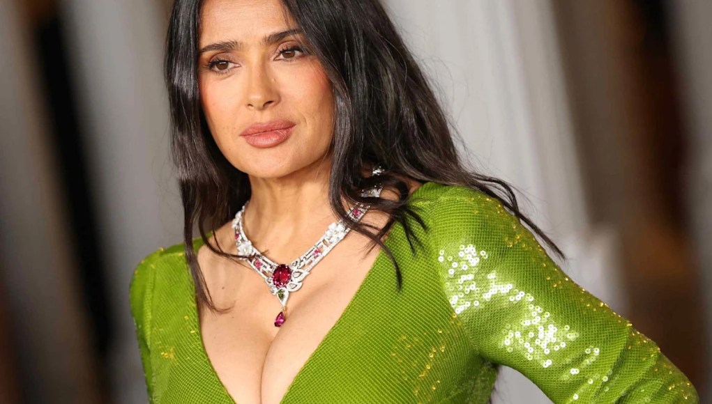 Salma Hayek cautiva con un vestido ajustado de terciopelo con una raya lateral inspirada en el antiguo Hollywood Salma Hayek cautiva con un vestido ajustado de terciopelo con una raya lateral inspirada en el antiguo Hollywood