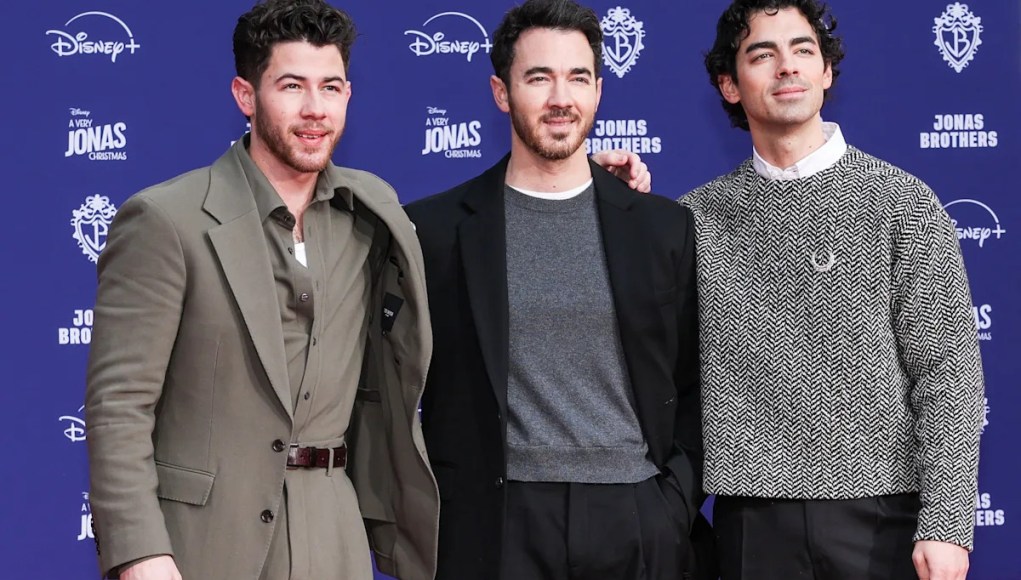Joe Jonas aplaude a un fan que pregunta si los Jonas Brothers están haciendo ‘Camp Rock 3’ debido a una deuda Joe Jonas aplaude a un fan que pregunta si los Jonas Brothers están haciendo ‘Camp Rock 3’ debido a una deuda
