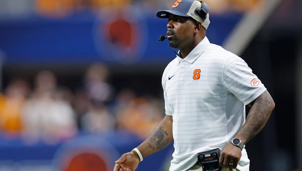 El entrenador de Syracuse, Fran Brown, hace que todo el equipo funcione después de 27-20 OT vine sobre UConn El entrenador de Syracuse, Fran Brown, hace que todo el equipo funcione después de 27-20 OT vine sobre UConn