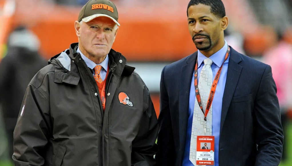 Búsqueda de entrenador en jefe de los Browns: el joven candidato obtiene la segunda entrevista y se une a otros 2 Búsqueda de entrenador en jefe de los Browns: el joven candidato obtiene la segunda entrevista y se une a otros 2