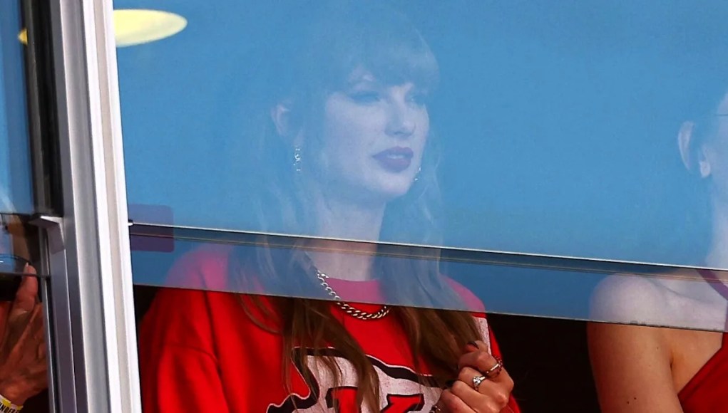 La barrera a prueba de balas de Taylor Swift en los cheins Game Sparks Fan Especulación La barrera a prueba de balas de Taylor Swift en los cheins Game Sparks Fan Especulación