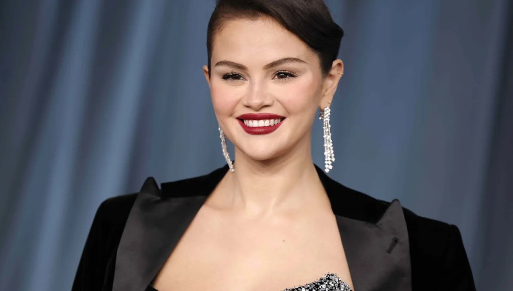 Selena Gomez combina apariencia sin pantalones con nuevo flequillo para promocionar su último video musical Selena Gomez combina apariencia sin pantalones con nuevo flequillo para promocionar su último video musical