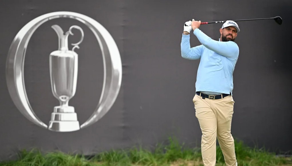 Ryan Peake, historia del Abierto Británico, obtiene el autógrafo de Phil Mickelson después de la ronda Ryan Peake, historia del Abierto Británico, obtiene el autógrafo de Phil Mickelson después de la ronda