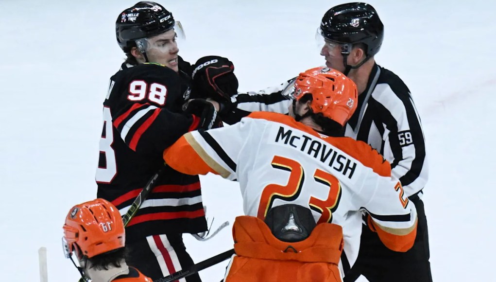 A Connor Bedard le gusta luchar contra su amigo Mason McTavish A Connor Bedard le gusta luchar contra su amigo Mason McTavish